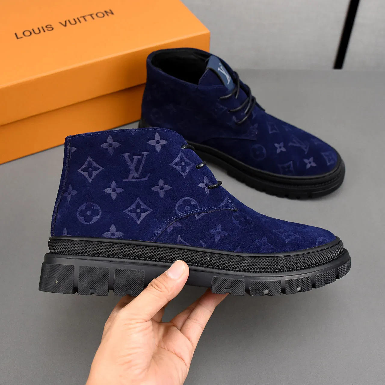 PP leather 230 gross 250👟👟👟LOUIS VUITTON LV donkey brand new thick-soled lace-up big-toe shoes men's casual shoes high-top short boots. These boots are made of waterproof nubuck to create a lightweight and comfortable shoe body. The trendy attitude of being both strong and soft makes it an everyday choice. ✔Upper: imported nubuck leather ✔Lining: sheepskin or wool ✔Outsole: molded outsole Size: 38-44